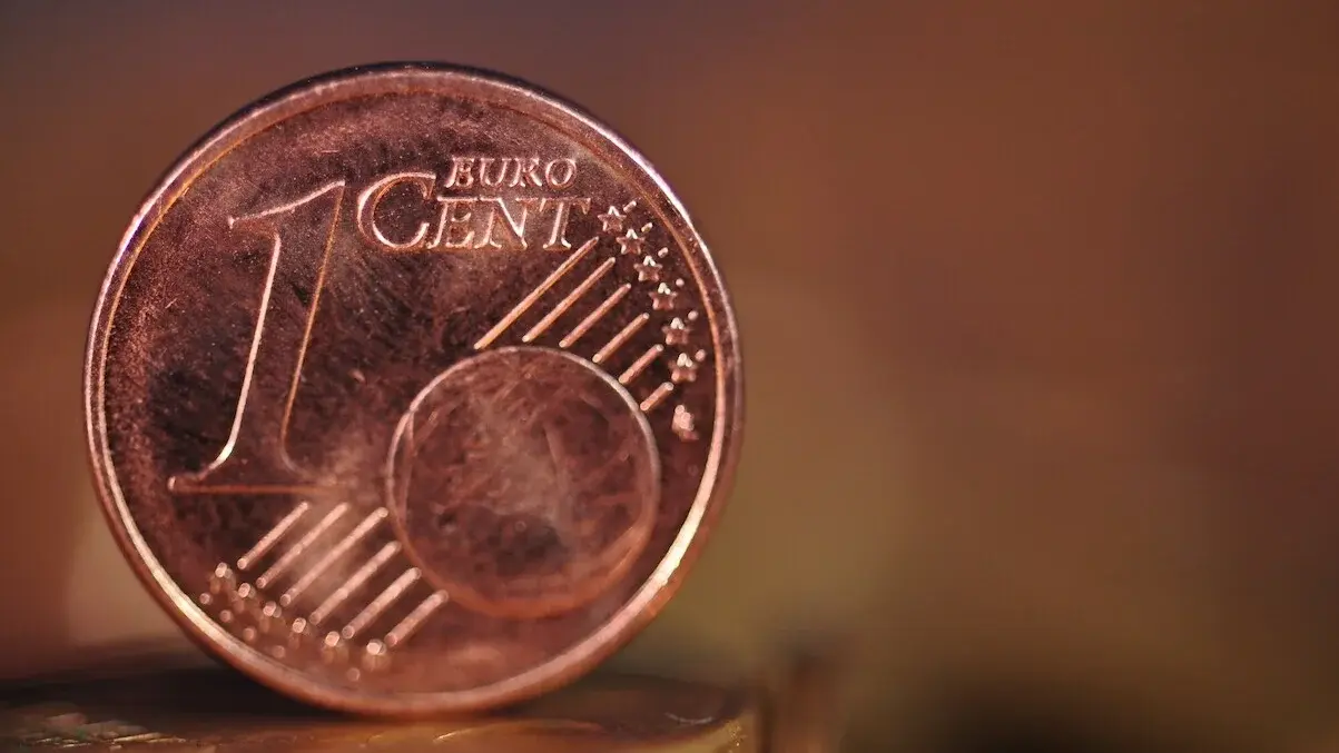 Verschiedene Eurocentmünzen auf einem Stapel