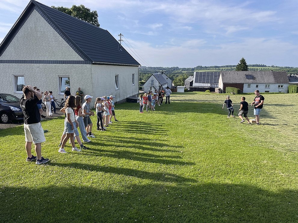 Jungenjungschar in Stein beim Spielen auf einer Wiese im Sonnenschein