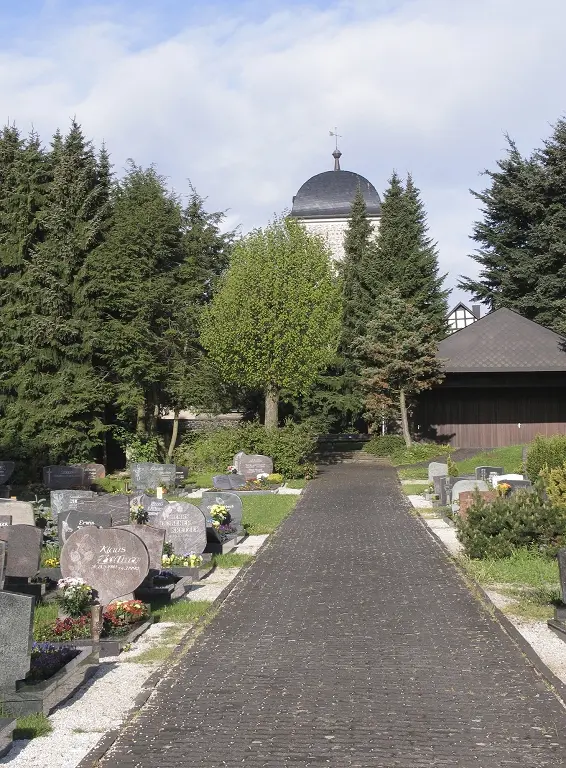 Blick über den Friedhof in Rabenscheid im Hintergrund die Kirche