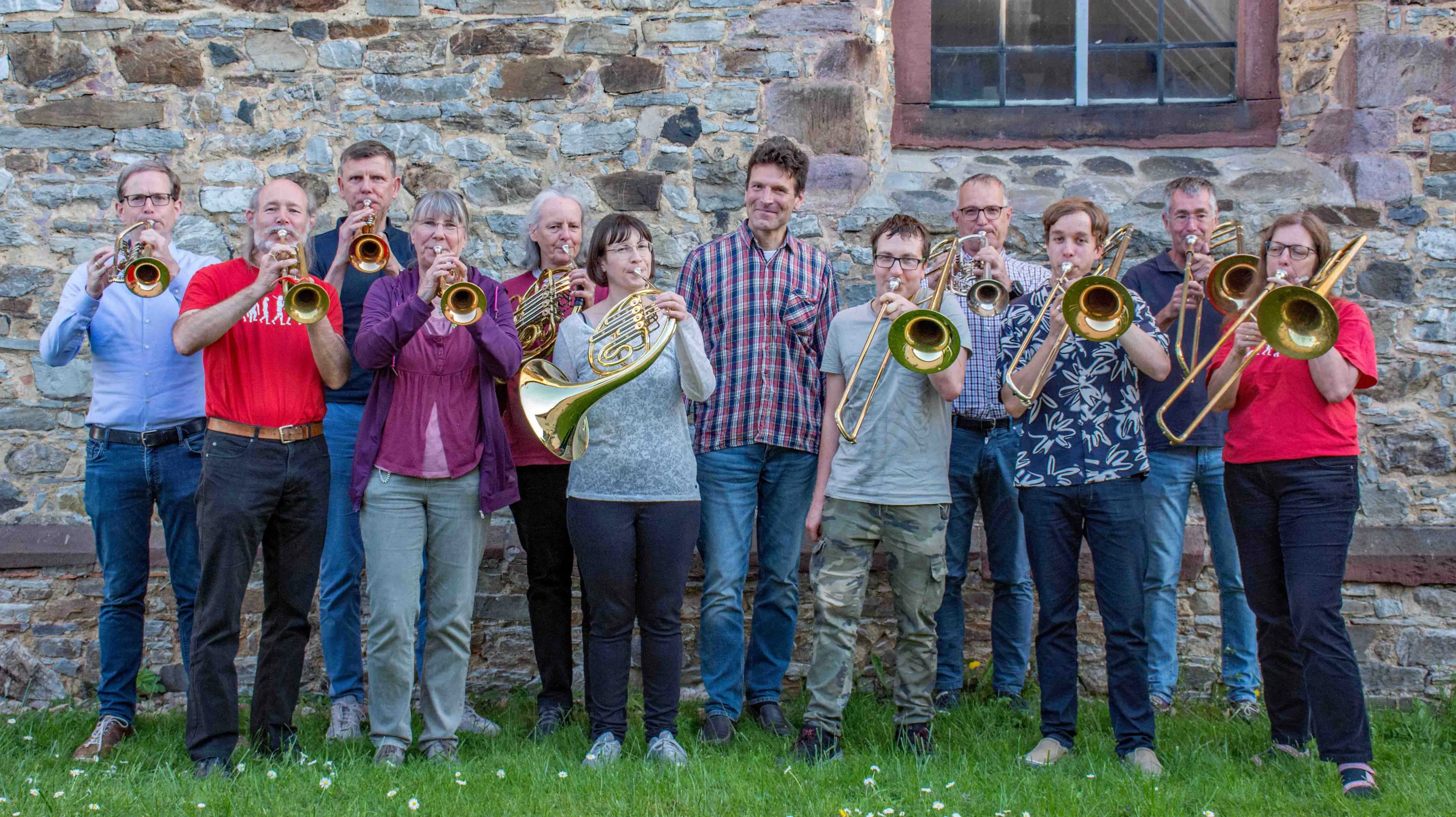 Der Posaunenchor Burgholzhausen im Kirchgarten.