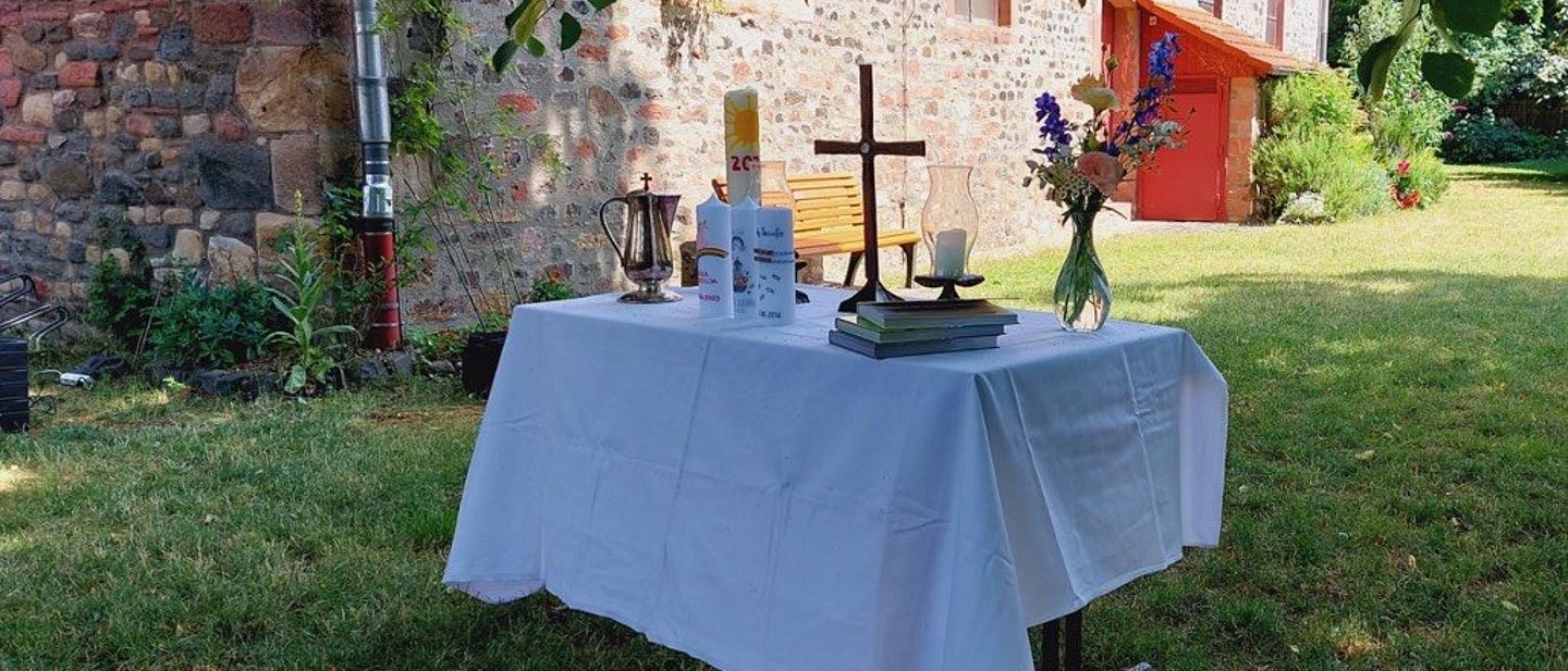 Ein schön bereiteter Altar im Kirchgarten der Auferstehungskirche