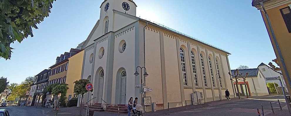 Außenansicht der Hugenottenkirche in Friedrichsdorf.