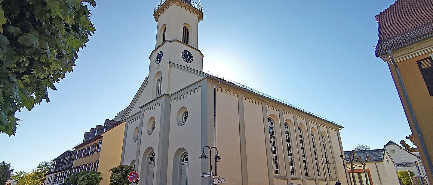 Außenansicht der Hugenottenkirche in Friedrichsdorf.