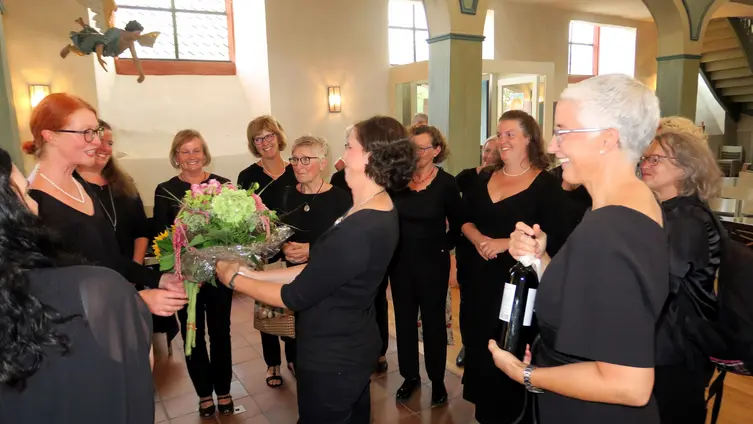 Präsent für Chorleiterin Marion E. Bücher-Herbst
