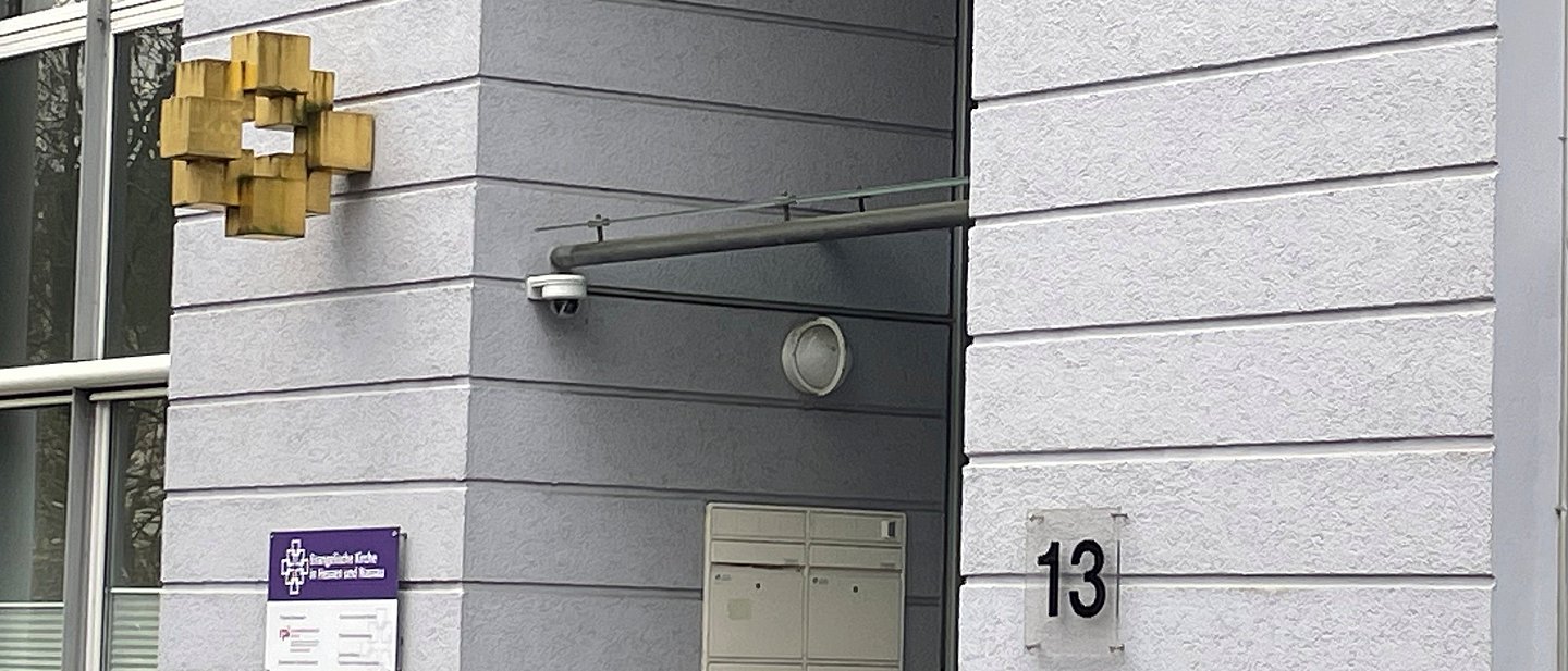 Zu sehen ist der Eingang des KSA Gießen in der Lonystraße