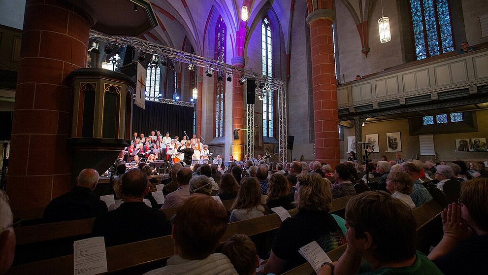 Das Foto zeigt aus dem Publikum heraus das Oratorium "Wie klingt Gott" in der Nicolaikirche in Korbach am Hessentag 2018.