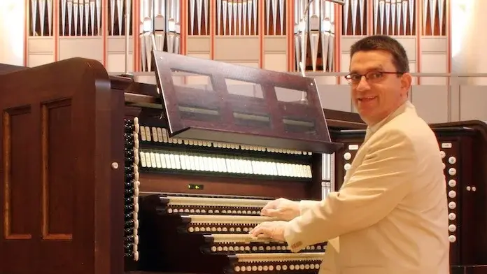 Carsten Lenz an der Orgel