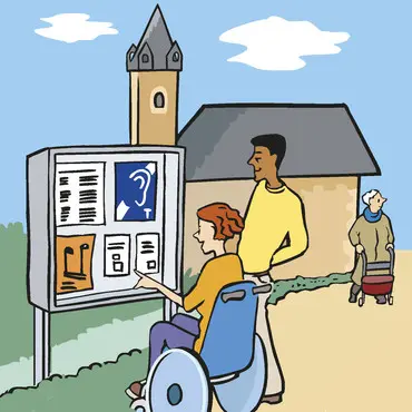Eine Frau im Rollstuhl liest Informationen an einem barrierefreien Schaukasten. Ein Mann steht daneben, im Hintergrund ist eine Kirche zu sehen. Eine ältere Frau mit Rollator geht auf dem Weg vorbei.