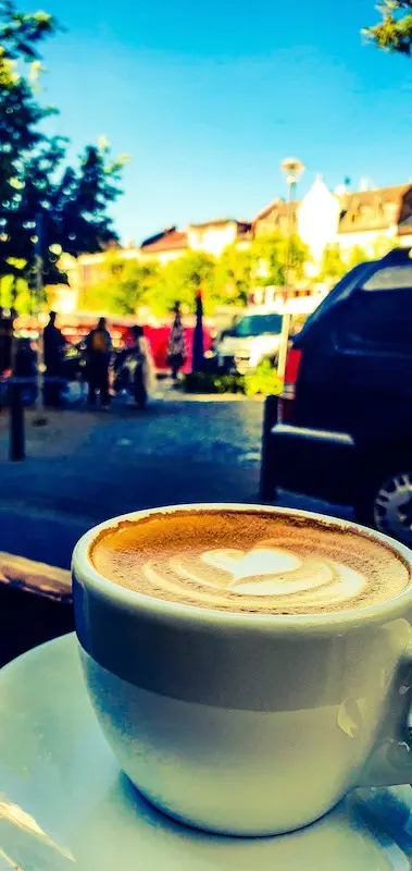 Tasse Kaffee auf einem Kaffeehaustisch