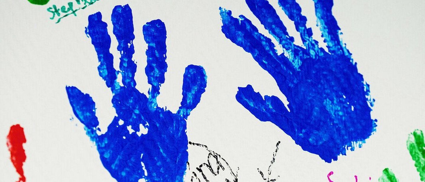 Bunte Handabdrücke auf Papier