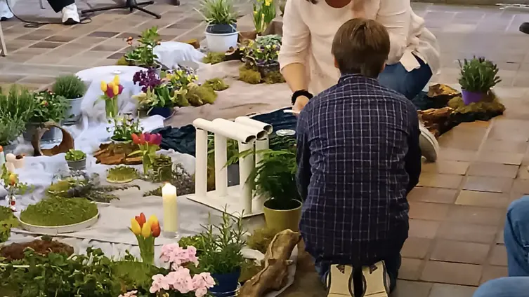 Die Fotos zeigen Ausschnitte des Osterfamiliengottesdienstes in der Barbarakirche.