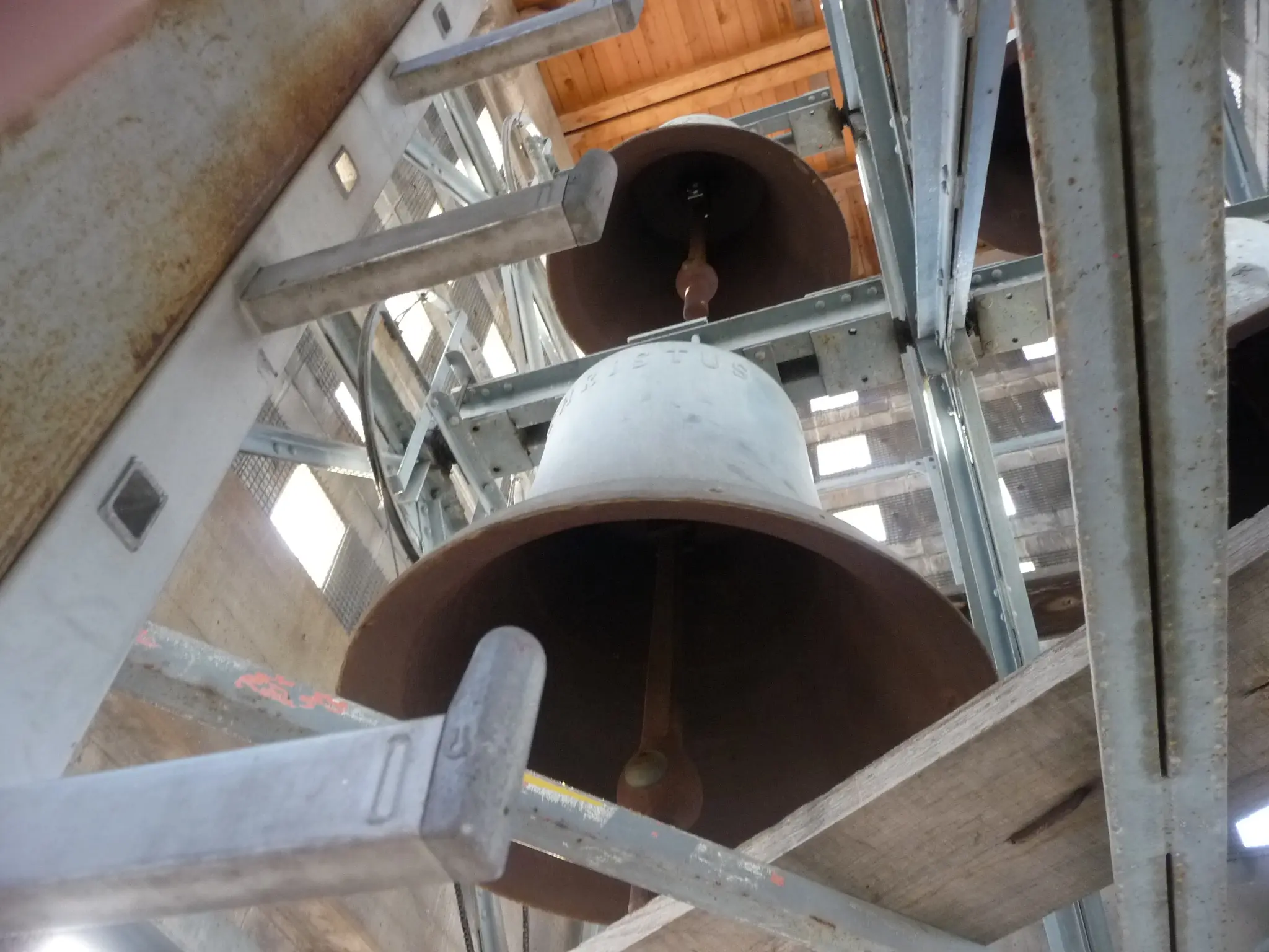 Blick in den Glockenturm der Johanneskirche. Zu sehen sind 2 Glocken von unten.