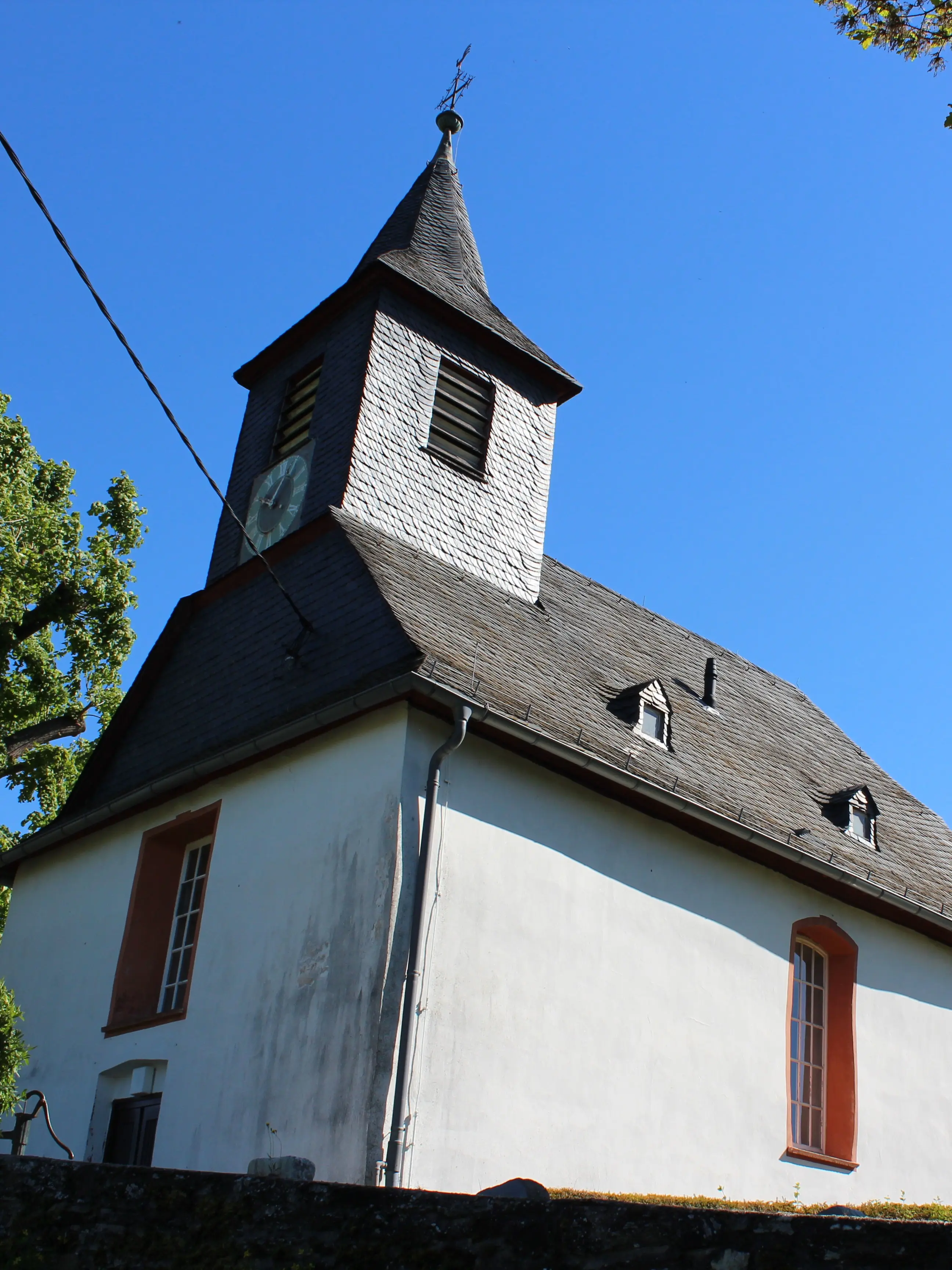 Die Kirche von Oberlauken in Schrägansicht von vorne rechts