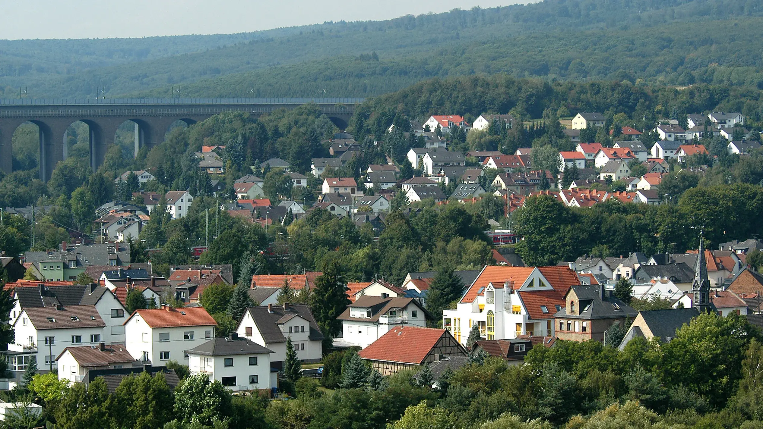 Panoramablick über Niederhausen zur hohen Theistalbrücke über die die A3 geht