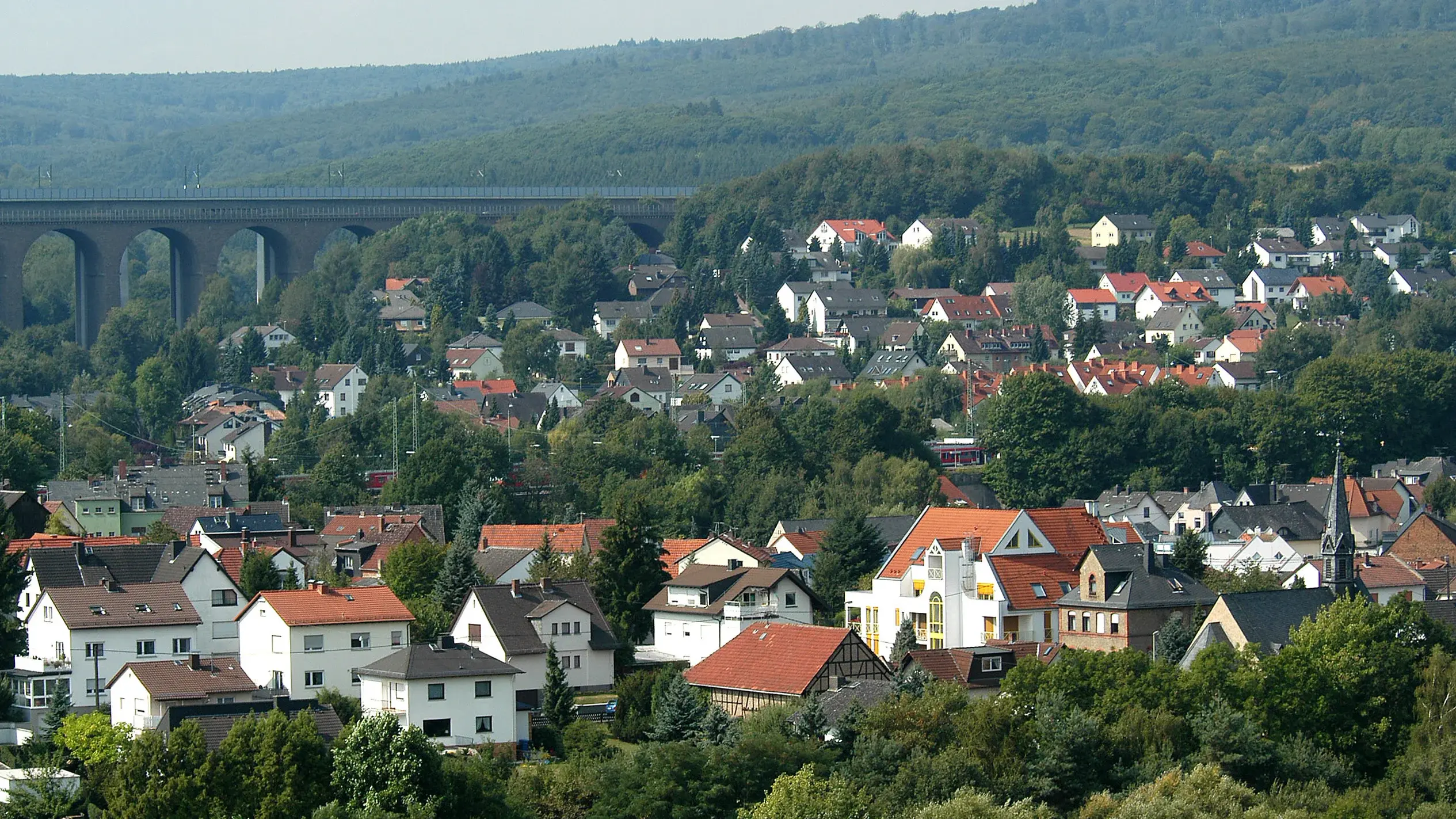 Panoramablick über Niederhausen zur hohen Theistalbrücke über die die A3 geht