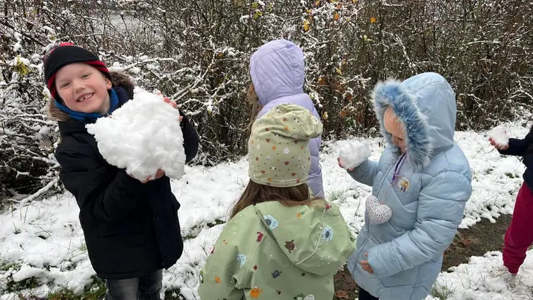 Das Foto zeigt die Kinder der KiTa "Haus des Kindes" bei ihrem Schneespaziergang!