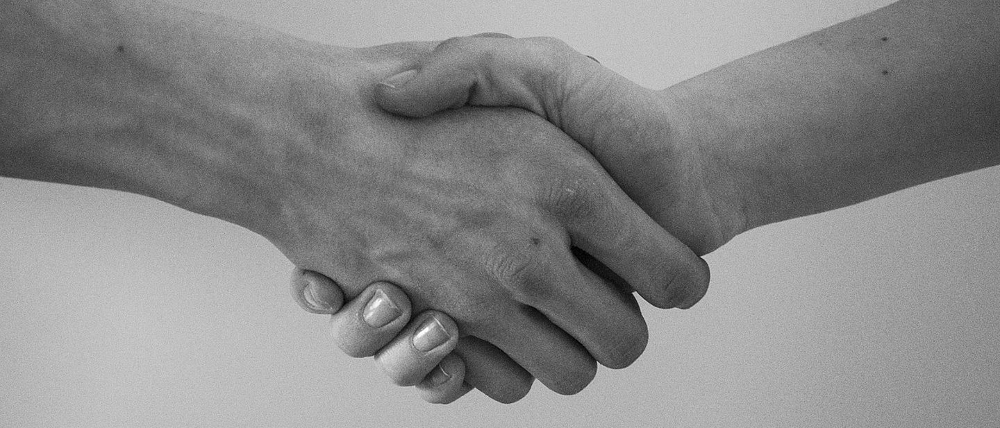 zwei Hände ineinander