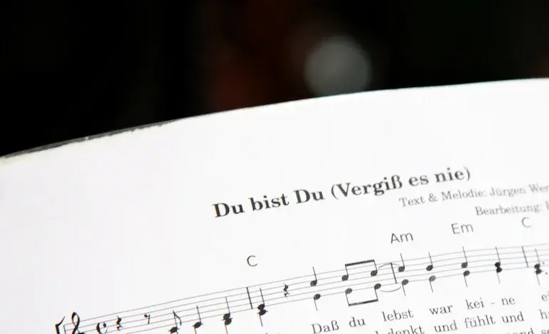 Man sieht einen Teil der Noten und des Textes