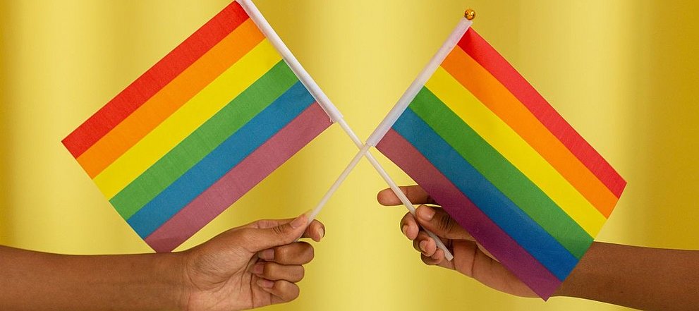 Zwei Regenbogenfahnen