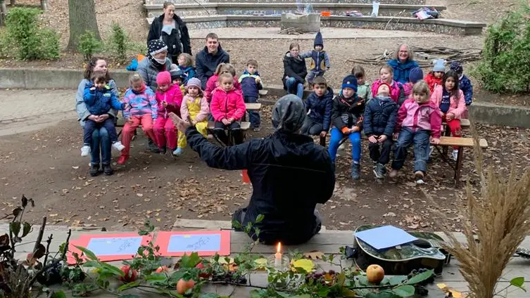 Die Fotos zeigen die KiTa-Kinder bei ihren Aktivitäten während der Waldwochen auf der Scheune.