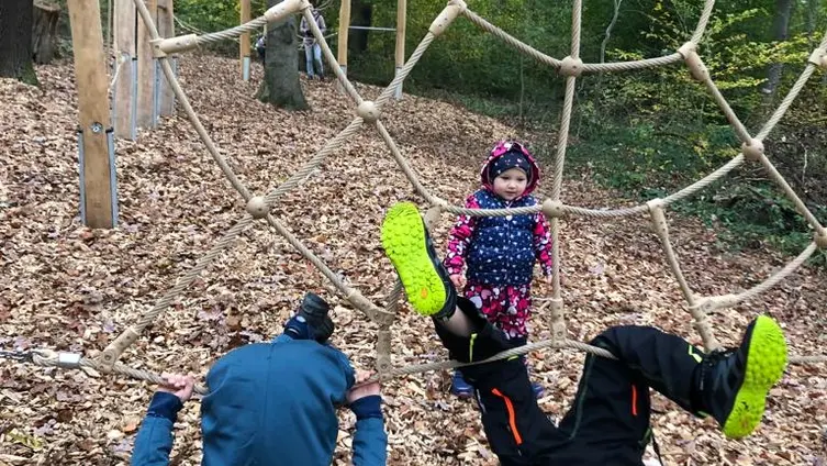 Kinder im Spinnennetz des Kinderheilwaldes Lahnstein.