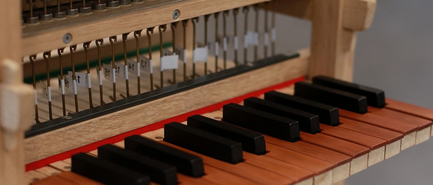 Das Bild zeigt die Tastatur eines Orgelmodells. 