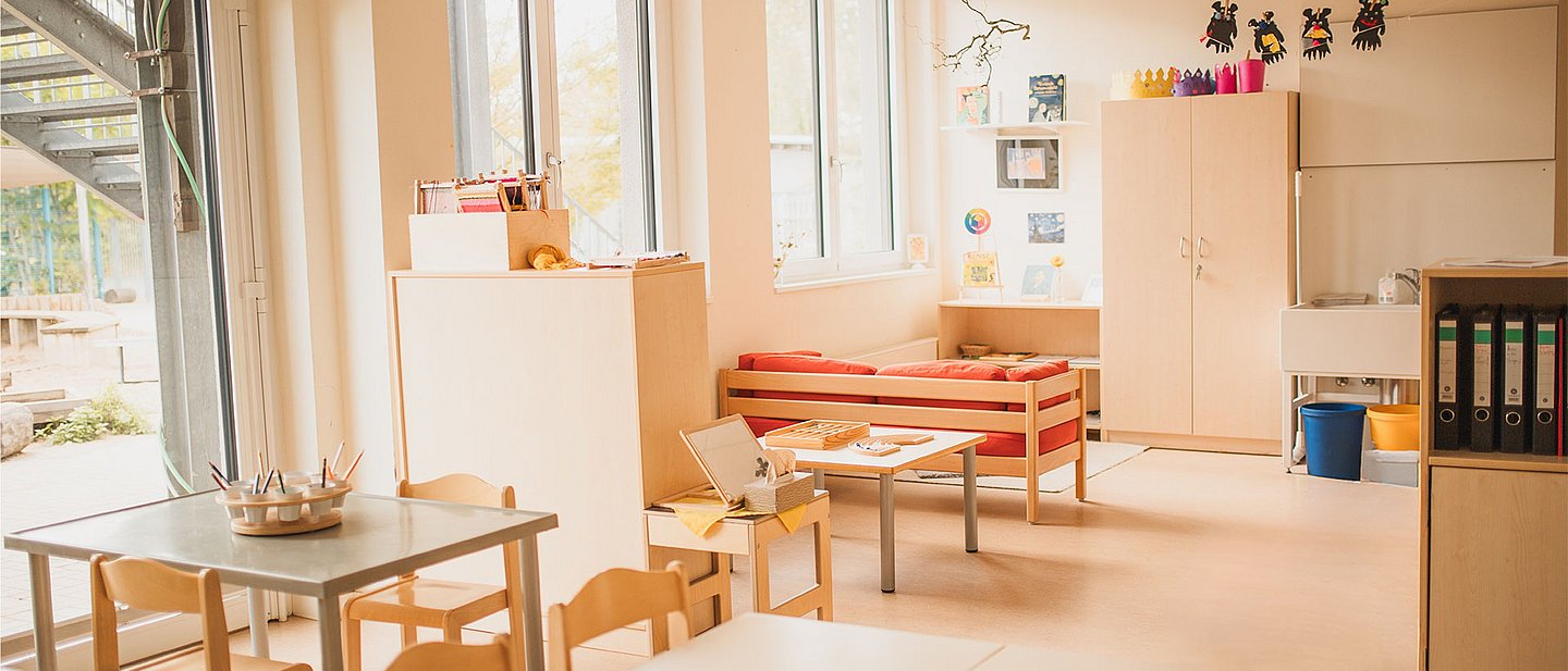 Eine fröhliche Kita-Raum mit geeigneten Materialien