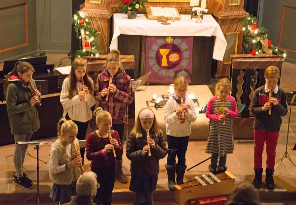 Der Flötenkreis bei einem Konzert in der evangelischen Kirche Burgholzhausen.