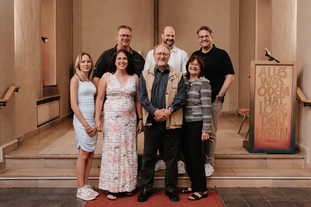 Gemeindeband OldiEmotions im Altarraum der Ev. Kirche Rennerod, drei Frauen, vier Männer