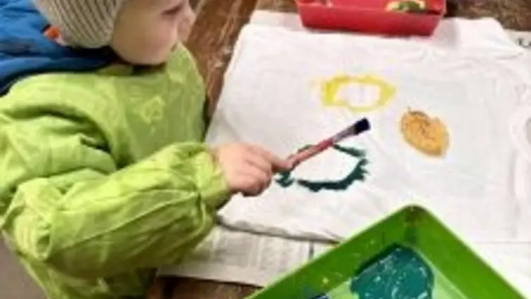Die Kinder der KiTa gestalten während ihres Aufenthaltes auf der Scheune "Haus Bucheneck" ihre eigenen T-Shirts.