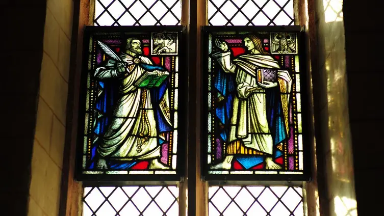 Bleiverglaste Fenster im Chorraum (1926) von Otto Linnemann 