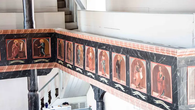Blick auf die Balustrade der Empore in der evangelischen Kirche Burgholzhausen.