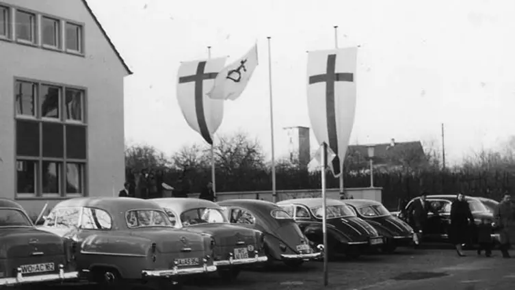 parkende Autos vor der Kirche anlässlich der Einweihung ev. Gemeindehaus Herrnsheim