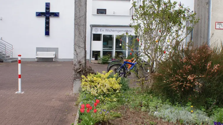 Foto vom Eingangsbereich der Wicherngemeinde - vom Bürgersteig