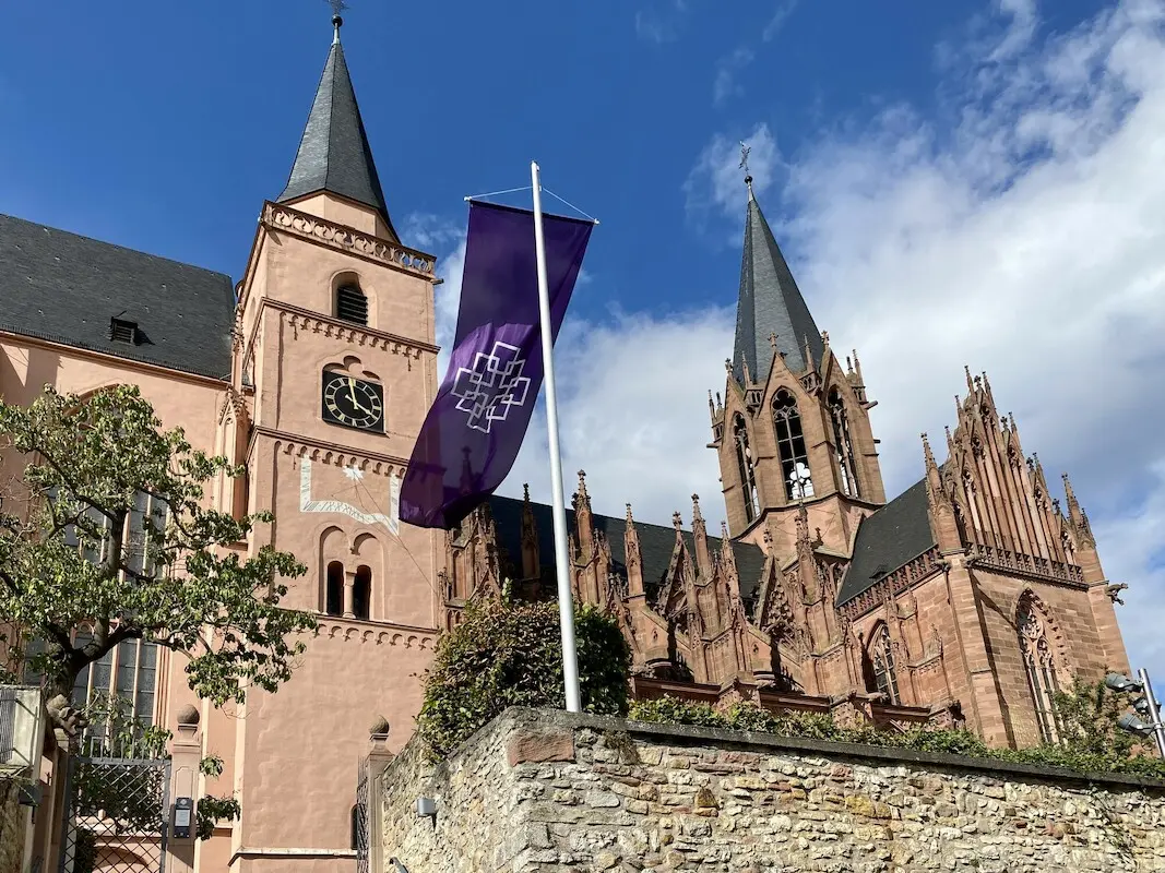 Blick auf die gotische Katharinenkirche in Oppenheim