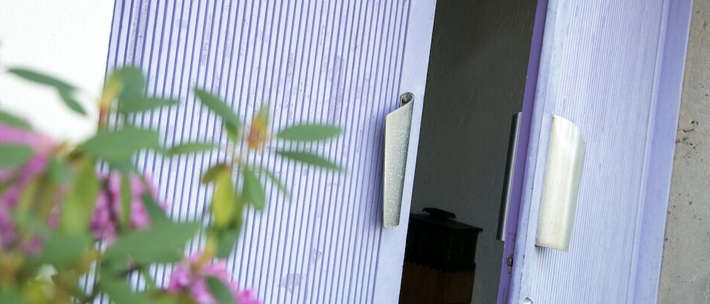 Links vorne ist Blumenschmuck
