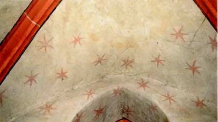 Sternmalerei an der Decke der Kirche