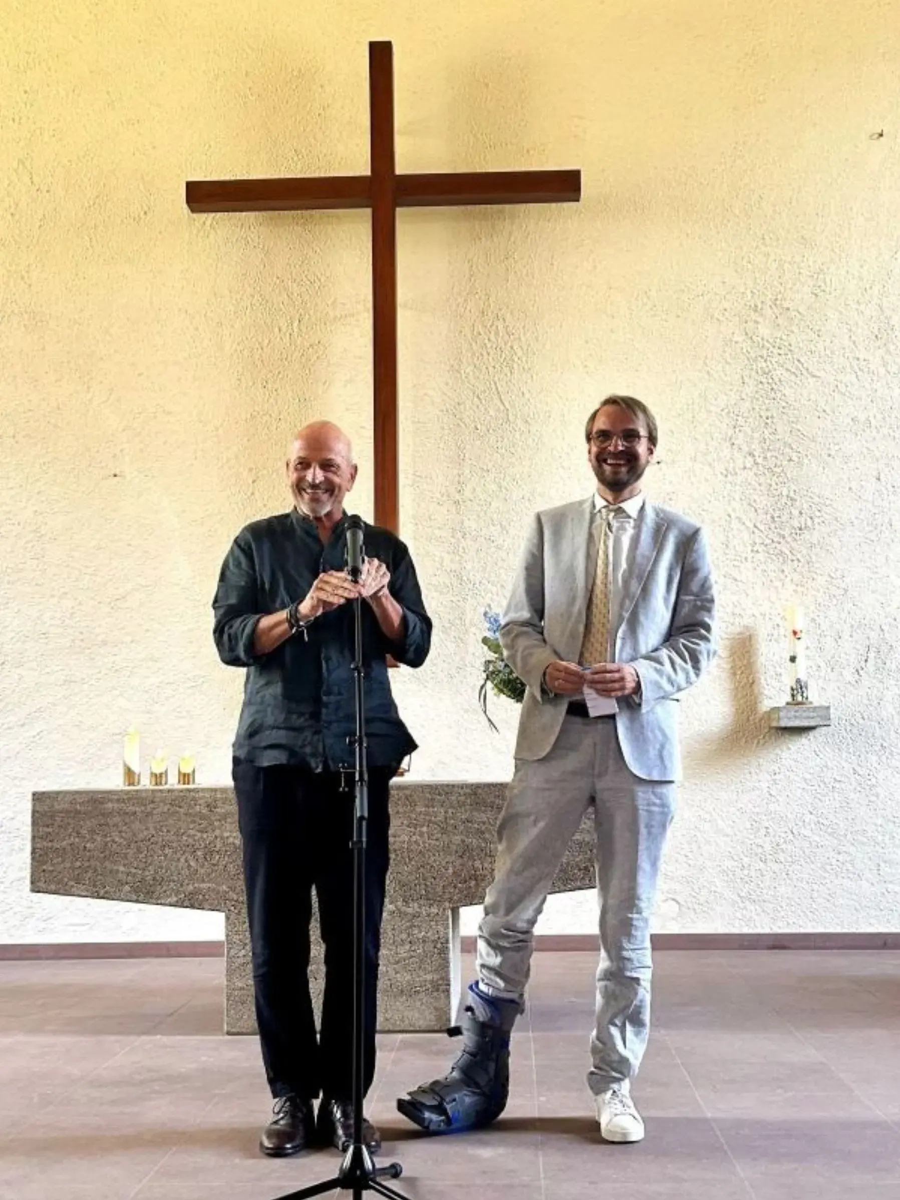 Andreas Lipsch und Georg Joch-Blessen in der Kirche im Hintergrund ein Kreuz