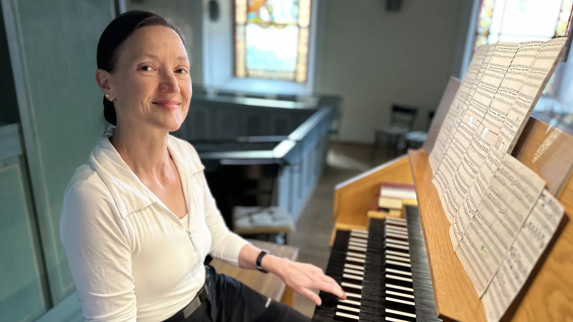 Dr. Katrin Bibiella an der Ott-Woehl-Orgel in der Niersteiner Martinskirche