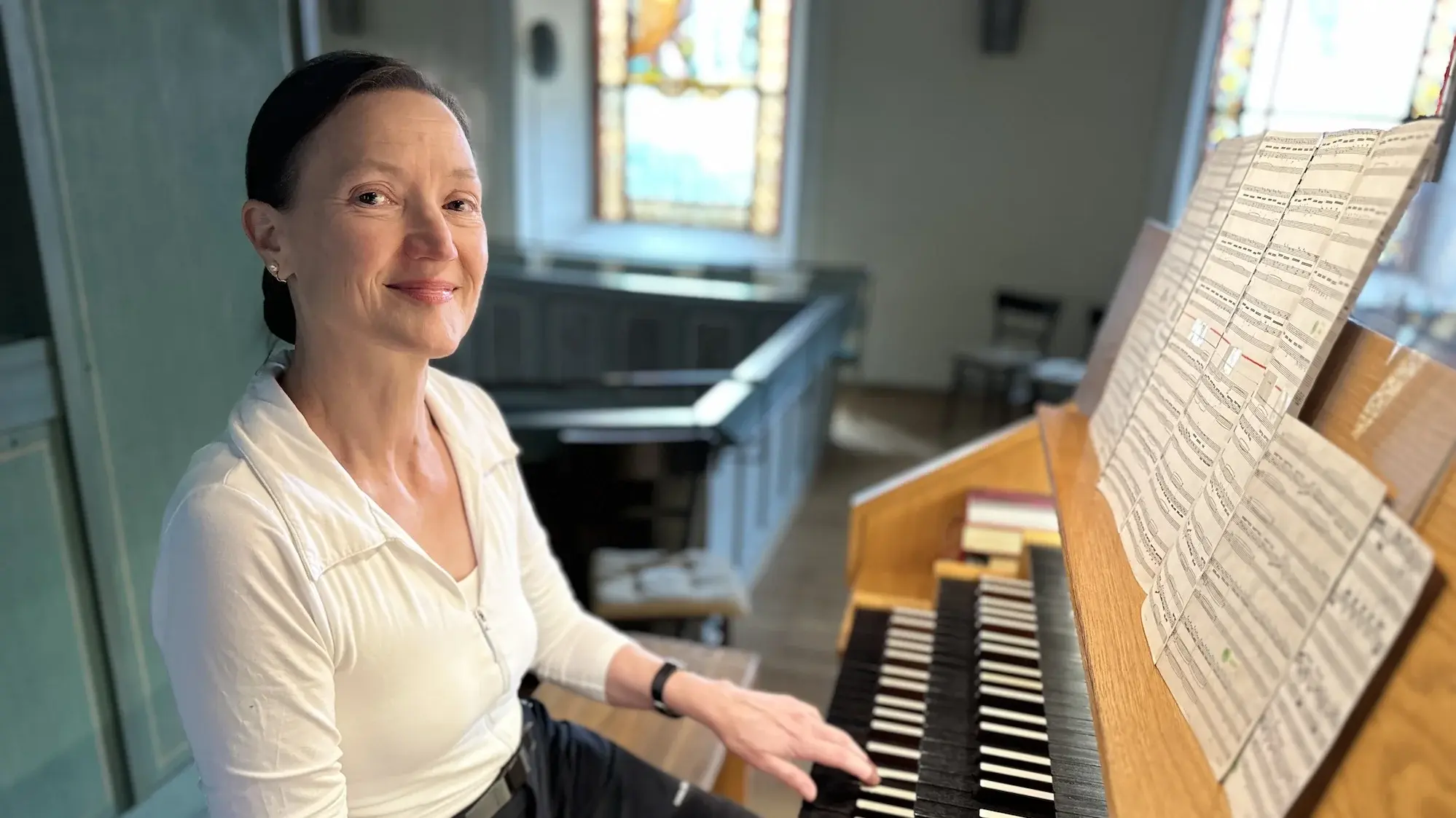 Dr. Katrin Bibiella an der Ott-Woehl-Orgel in der Niersteiner Martinskirche