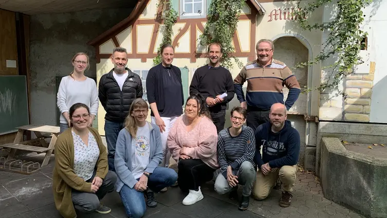 Auf dem Foto sind die Gründungsmitglieder des Fördervereins "Haus des Kindes" e. V. zu sehen.