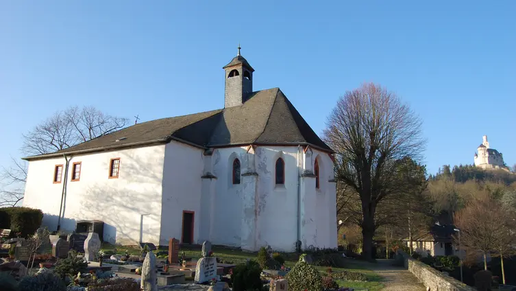 Das Foto zeigt die Martinskapelle samt Marksburg von der Südseite.