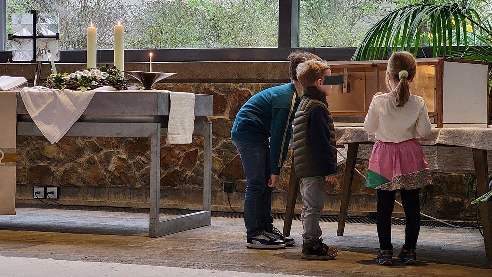 Kleine Gottesdienstbesucher vor den Küken an Ostern 2024