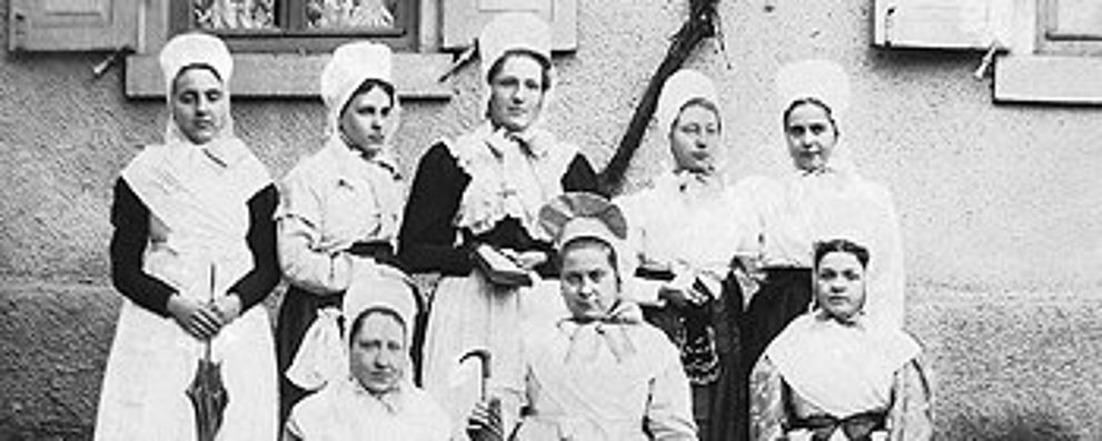 Der Jungfrauenverein der französisch-reformierten Gemeinde Friedrichsdorf Anfang des 20. Jahrhunderts. Das Foto wurde freundlicherweise vom Stadtarchiv Friedrichsdorf zur Verfügung gestellt.