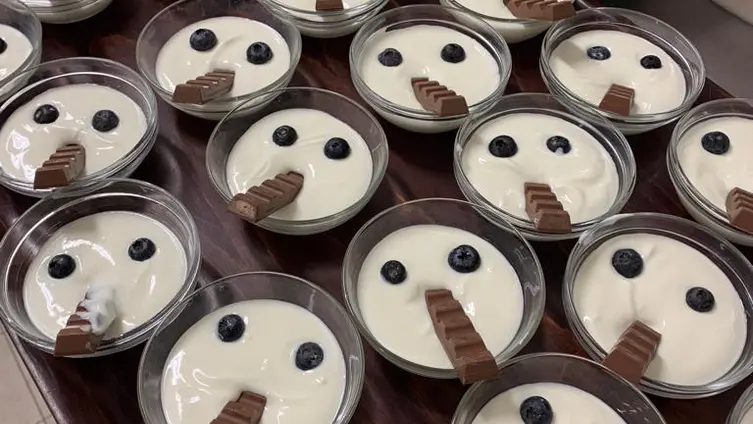 Die Fotos zeigen die KiTa-Kinder bei ihren Aktivitäten während der Waldwochen auf der Scheune.