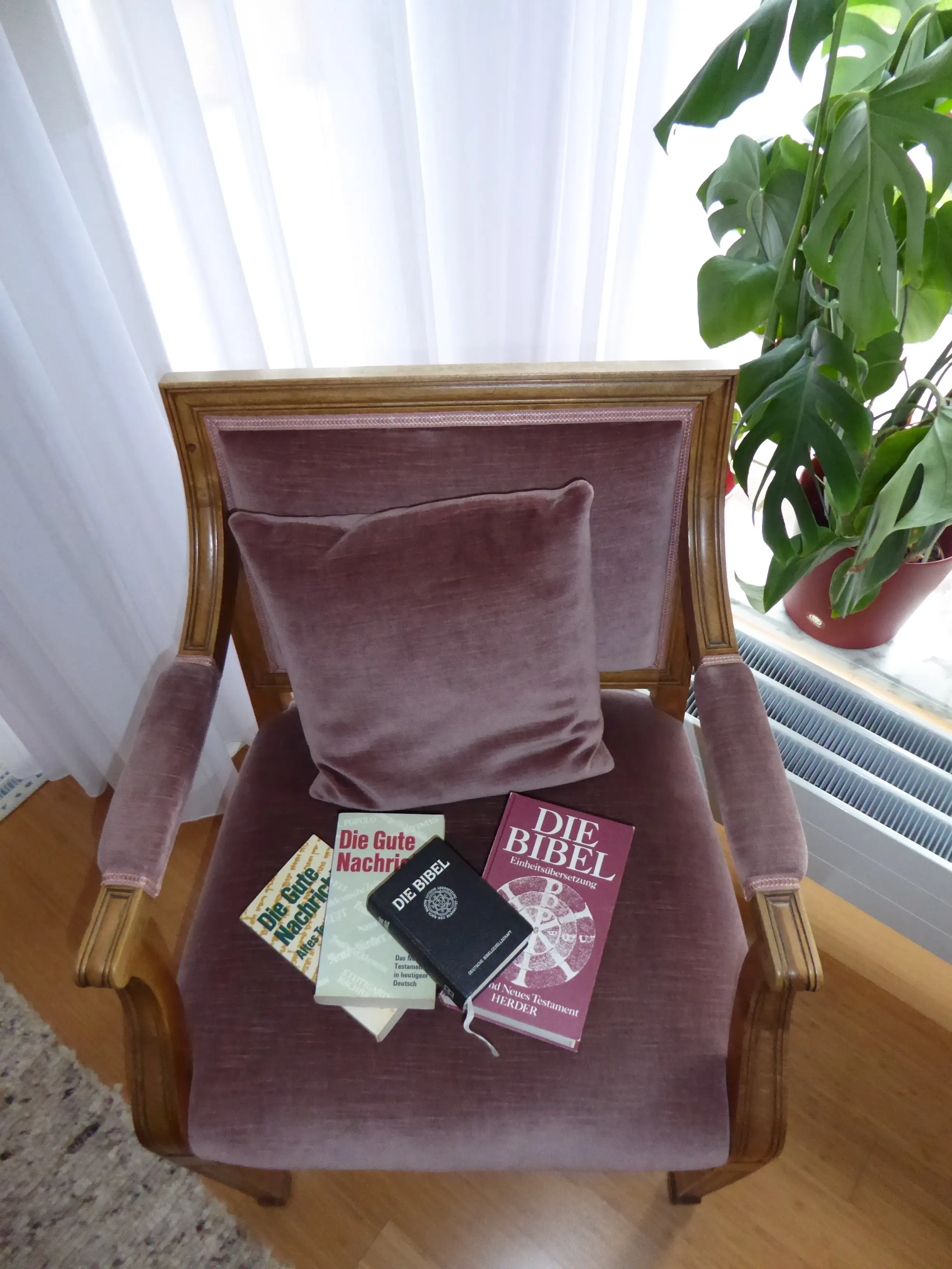 Stuhl mit Bibeln darauf