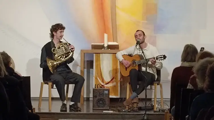 2 Musiker spielen Horn und Gitarre im Konzert Duo Dirschau am 24.1.2026