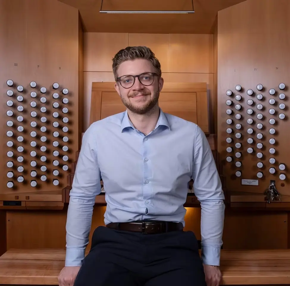 Jonas Dippon an der Orgel
