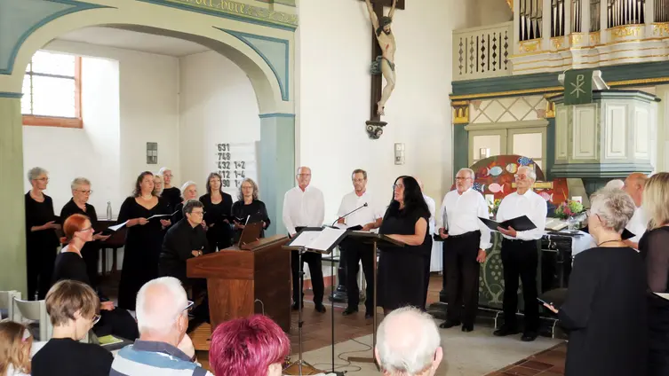 Chöre und Pfarrerin Beate Schwenk