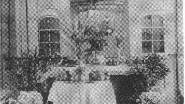 Innenansicht mit Altar und Kanzel - Erntedankfest 1926